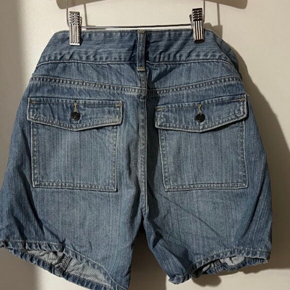 Women's Old Navy Blue Jean Shorts Pockets size 6 Inseam 4" Light Blue - Picture 2 of 3